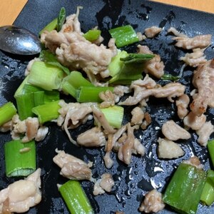 ゴマ油で食欲増進☆「せせりのねぎ塩炒め」